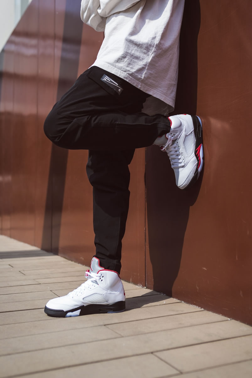 Air Jordan 5 Fire Red 3m 2020 Silver Tongue Da1911 102 On Feet (2) - www.newkick.vip Air Jordan 5 Fire Red 3m 2020 Silver Tongue Da1911 102 On Feet (2) - www.newkick.vip