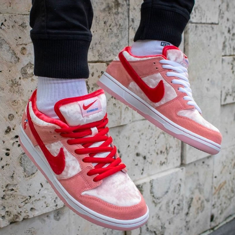 Strangelove Nike Sb Dunk Low On Feet Pink Ct2552 800 (1) - www.newkick.org Strangelove Nike Sb Dunk Low On Feet Pink Ct2552 800 (1) - www.newkick.org