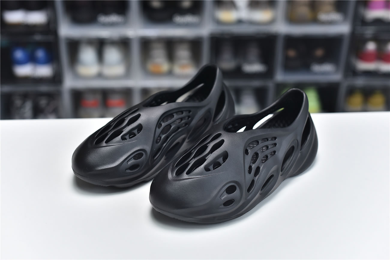 Adidas Yeezy Crocs Clog Foam Runner Colors Black (1) - www.newkick.org Adidas Yeezy Crocs Clog Foam Runner Colors Black (1) - www.newkick.org