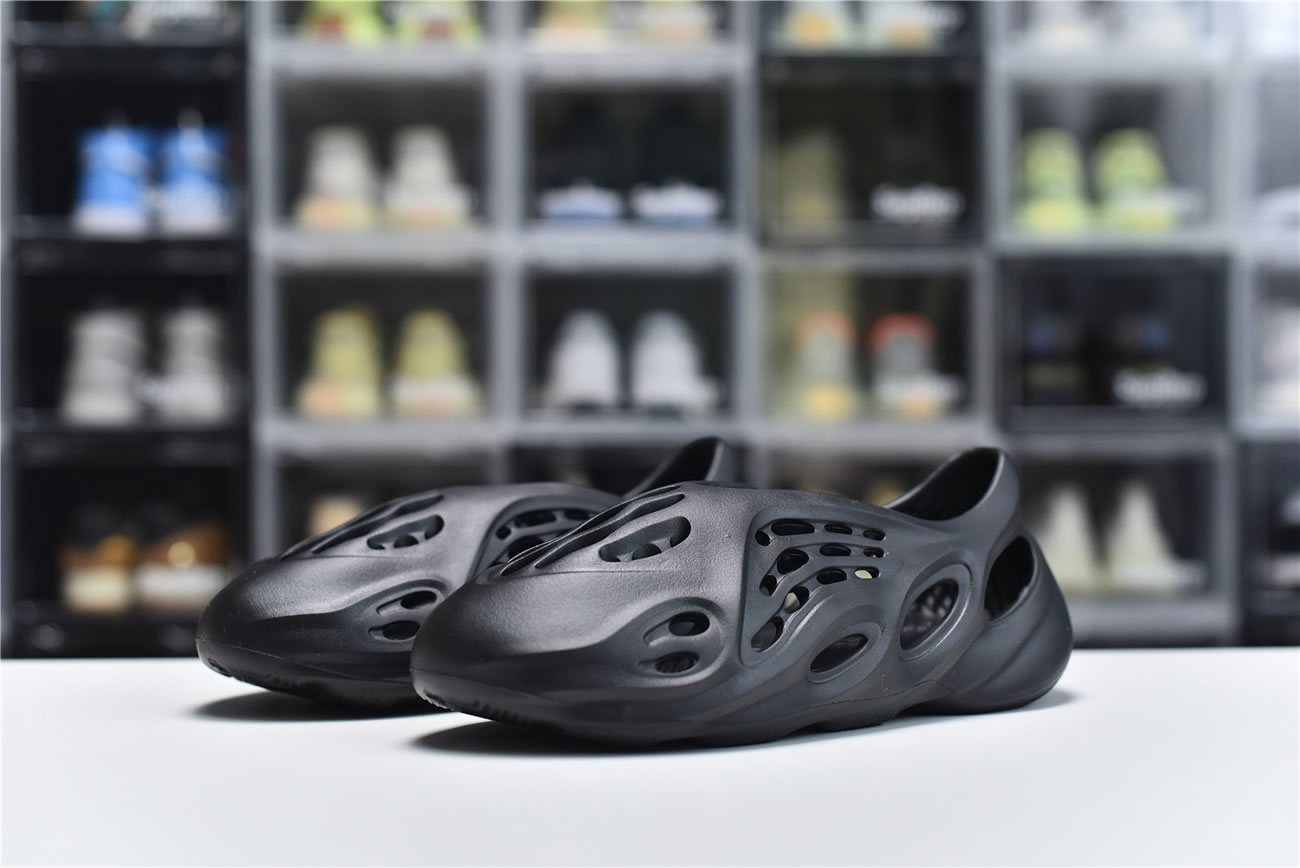 Adidas Yeezy Crocs Clog Foam Runner Colors Black (3) - www.newkick.org Adidas Yeezy Crocs Clog Foam Runner Colors Black (3) - www.newkick.org