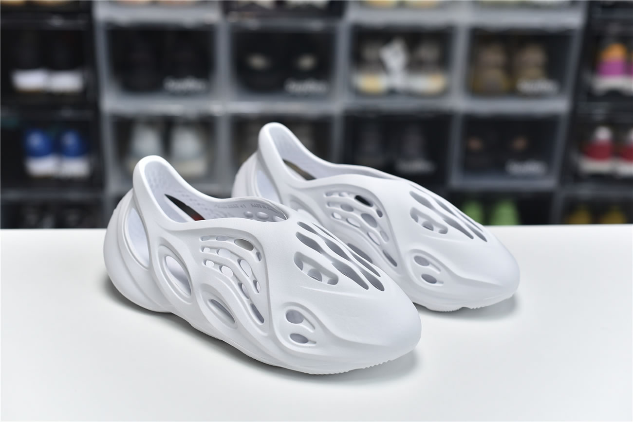Adidas Yeezy Crocs Clog Foam Runner Colors White (2) - www.newkick.org Adidas Yeezy Crocs Clog Foam Runner Colors White (2) - www.newkick.org