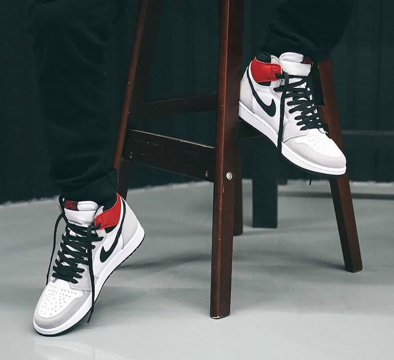Air Jordan 1 Retro High Light Smoke Grey 2020 On Feet 555088 126 (2) - www.newkick.org Air Jordan 1 Retro High Light Smoke Grey 2020 On Feet 555088 126 (2) - www.newkick.org