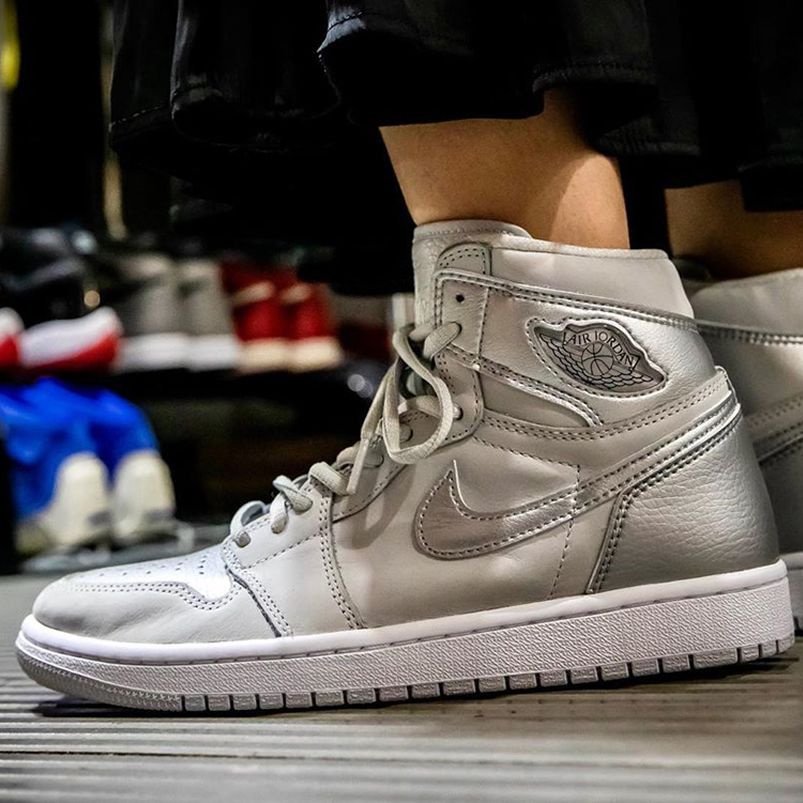 Air Jordan 1 Japan Exclusive Metallic Silver Neutral Grey On Feet 2001 2020 Dc1788 029 (1) - www.newkick.org