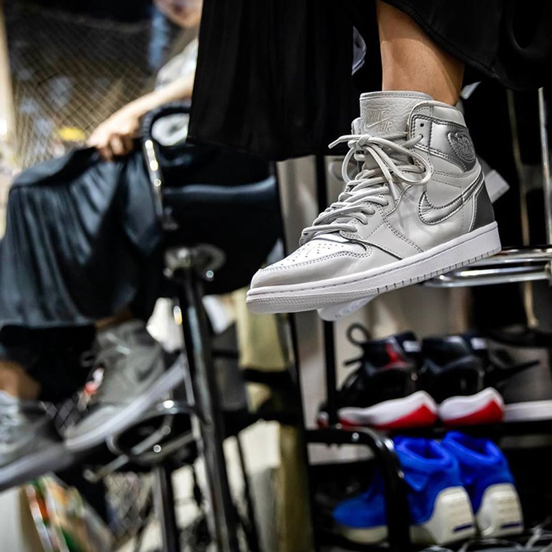 Air Jordan 1 Japan Exclusive Metallic Silver Neutral Grey On Feet 2001 2020 Dc1788 029 (3) - www.newkick.org