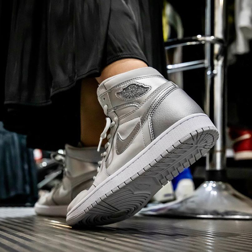 Air Jordan 1 Japan Exclusive Metallic Silver Neutral Grey On Feet 2001 2020 Dc1788 029 (4) - www.newkick.org