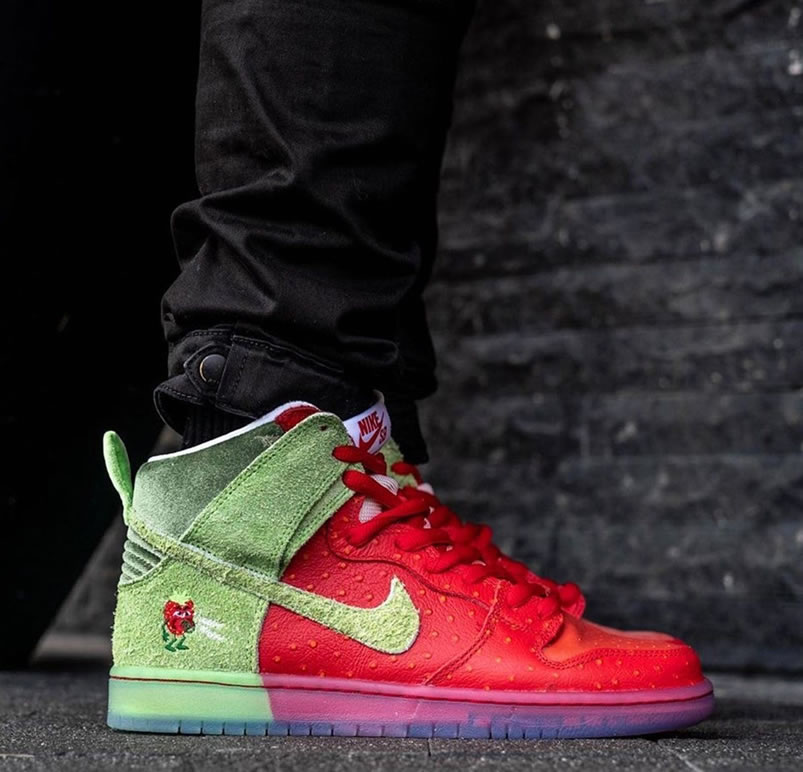 Nike Sb Dunk High Strawberry Cough On Feet Cw7093 600 (1) - www.newkick.org Nike Sb Dunk High Strawberry Cough On Feet Cw7093 600 (1) - www.newkick.org