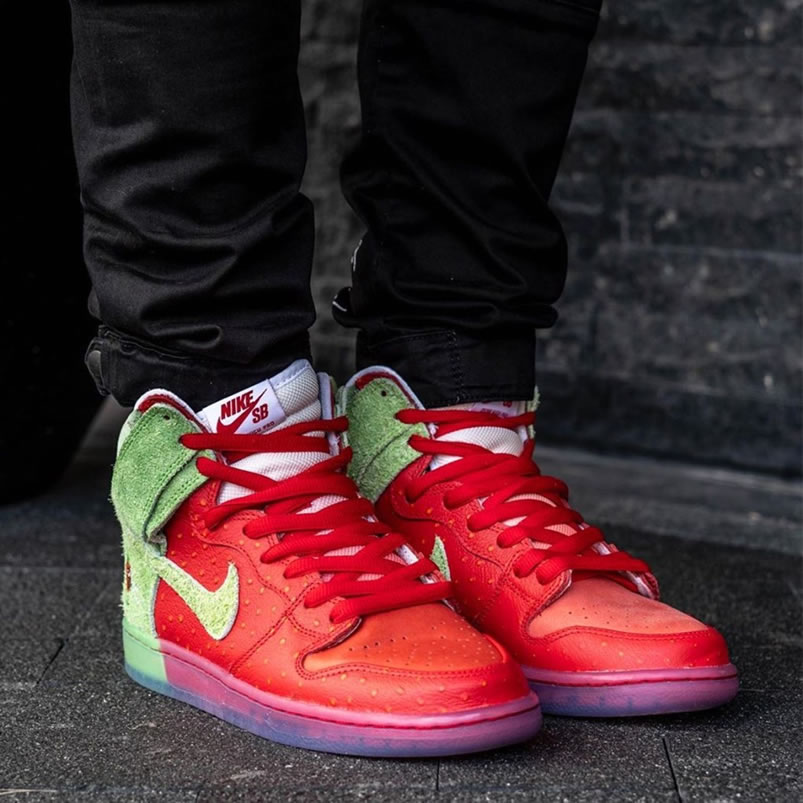 Nike Sb Dunk High Strawberry Cough On Feet Cw7093 600 (2) - www.newkick.org Nike Sb Dunk High Strawberry Cough On Feet Cw7093 600 (2) - www.newkick.org