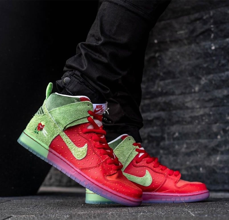 Nike Sb Dunk High Strawberry Cough On Feet Cw7093 600 (3) - www.newkick.org Nike Sb Dunk High Strawberry Cough On Feet Cw7093 600 (3) - www.newkick.org