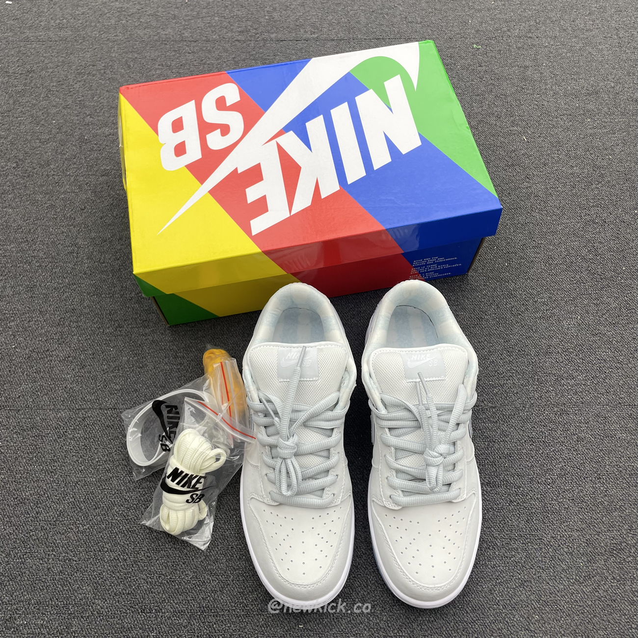 Nike Sb Dunk Low White Lobster Friends And Family Fd8776 100 (2) - www.newkick.org Nike Sb Dunk Low White Lobster Friends And Family Fd8776 100 (2) - www.newkick.org