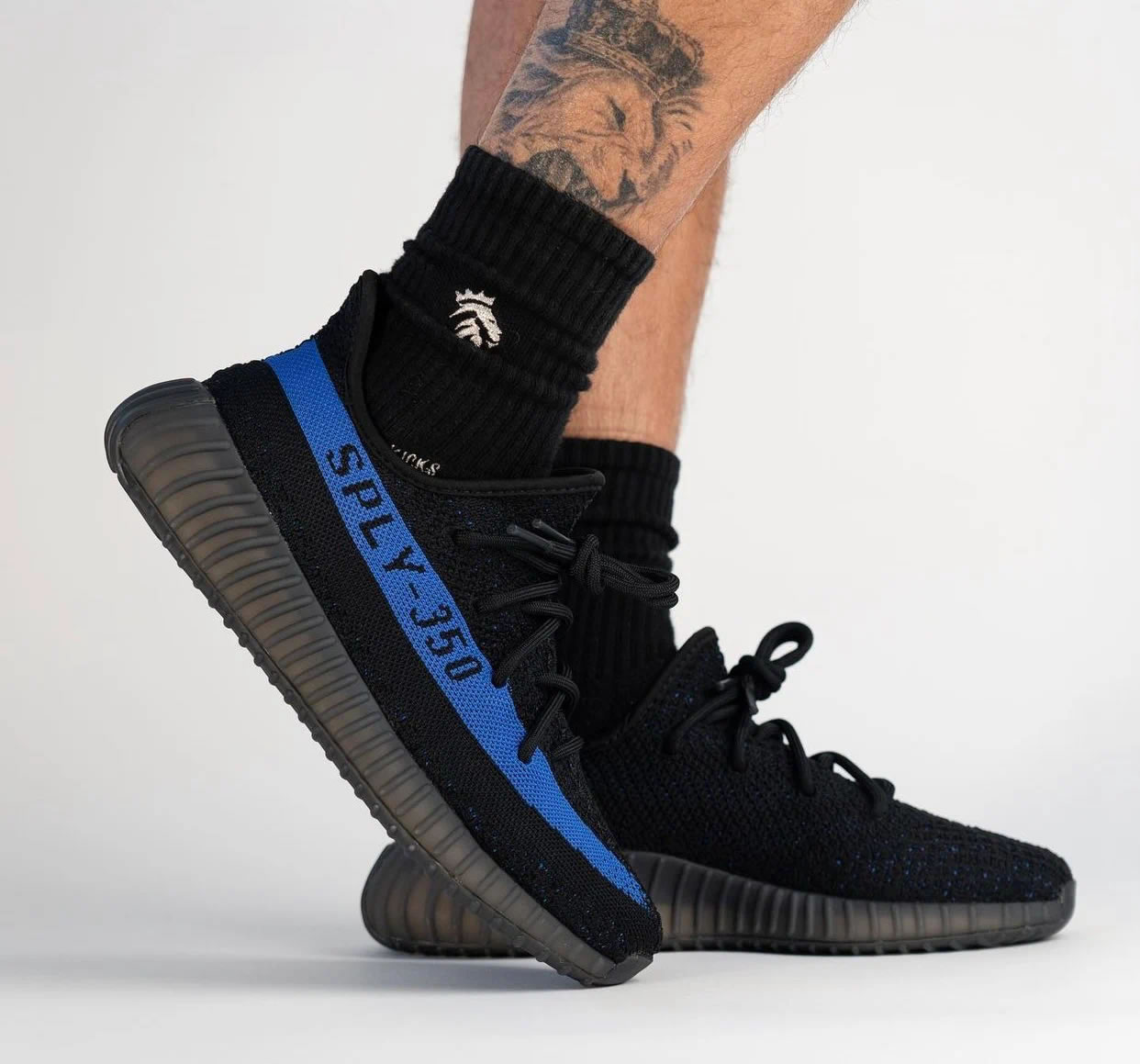 Adidas Yeezy Boost 350 V2 Dazzling Blue Gy7164 On Feet 2 - www.newkick.org Adidas Yeezy Boost 350 V2 Dazzling Blue Gy7164 On Feet 2 - www.newkick.org