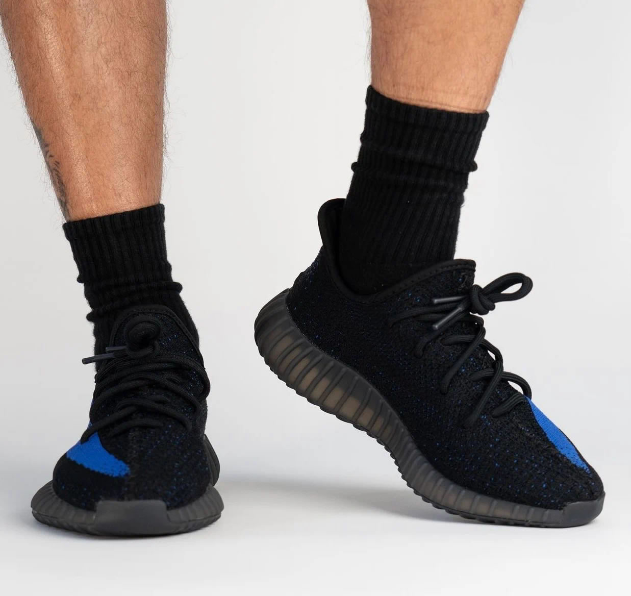Adidas Yeezy Boost 350 V2 Dazzling Blue Gy7164 On Feet 5 - www.newkick.org Adidas Yeezy Boost 350 V2 Dazzling Blue Gy7164 On Feet 5 - www.newkick.org