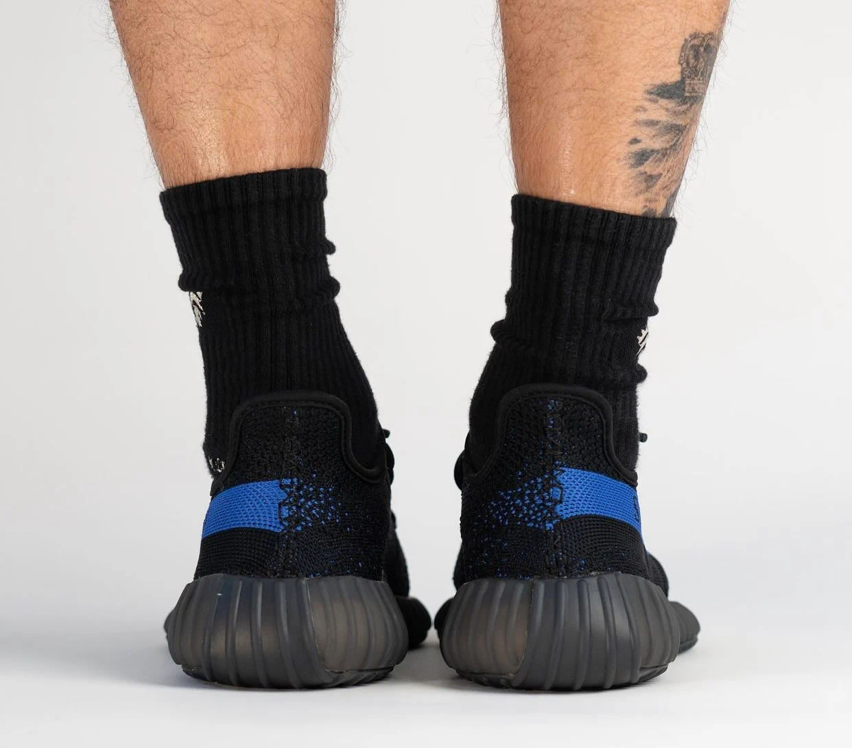 Adidas Yeezy Boost 350 V2 Dazzling Blue Gy7164 On Feet 7 - www.newkick.org Adidas Yeezy Boost 350 V2 Dazzling Blue Gy7164 On Feet 7 - www.newkick.org