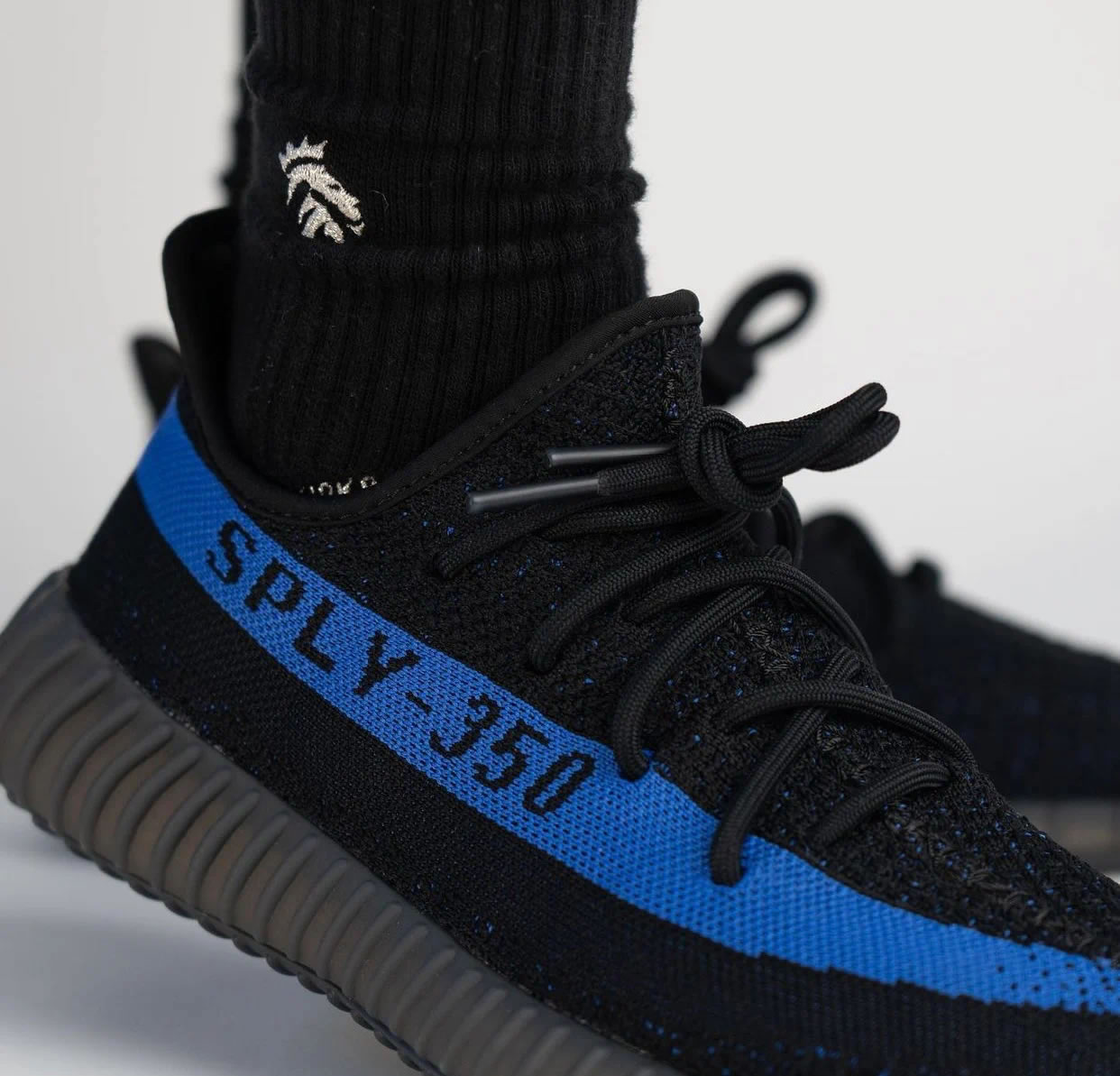 Adidas Yeezy Boost 350 V2 Dazzling Blue Gy7164 On Feet 8 - www.newkick.org Adidas Yeezy Boost 350 V2 Dazzling Blue Gy7164 On Feet 8 - www.newkick.org