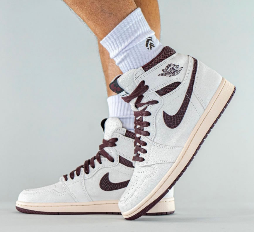 A Ma Maniere Air Jordan 1 High Og Sail And Burgundy Do7097 100 On Feet (2) - www.newkick.vip A Ma Maniere Air Jordan 1 High Og Sail And Burgundy Do7097 100 On Feet (2) - www.newkick.vip