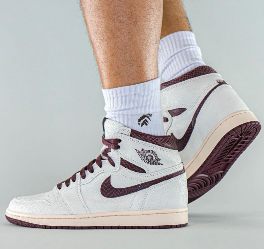 A Ma Maniere Air Jordan 1 High Og Sail And Burgundy Do7097 100 On Feet (4) - www.newkick.vip A Ma Maniere Air Jordan 1 High Og Sail And Burgundy Do7097 100 On Feet (4) - www.newkick.vip