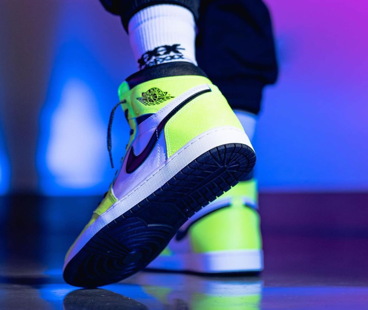 Air Jordan 1 Retro High Og Volt Black Sail On Feet 555088 702 (2) - www.newkick.org Air Jordan 1 Retro High Og Volt Black Sail On Feet 555088 702 (2) - www.newkick.org