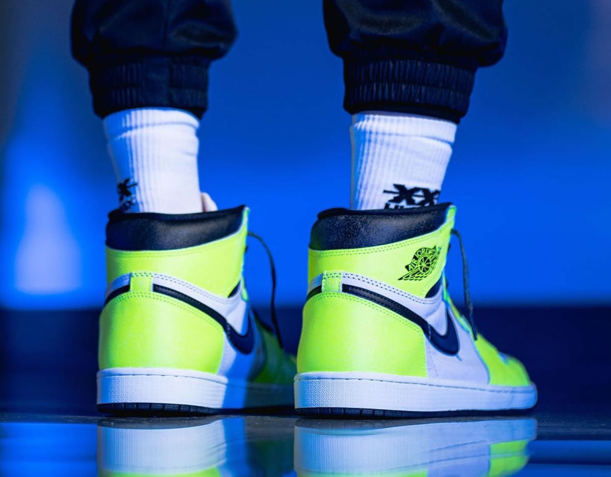 Air Jordan 1 Retro High Og Volt Black Sail On Feet 555088 702 (3) - www.newkick.org Air Jordan 1 Retro High Og Volt Black Sail On Feet 555088 702 (3) - www.newkick.org
