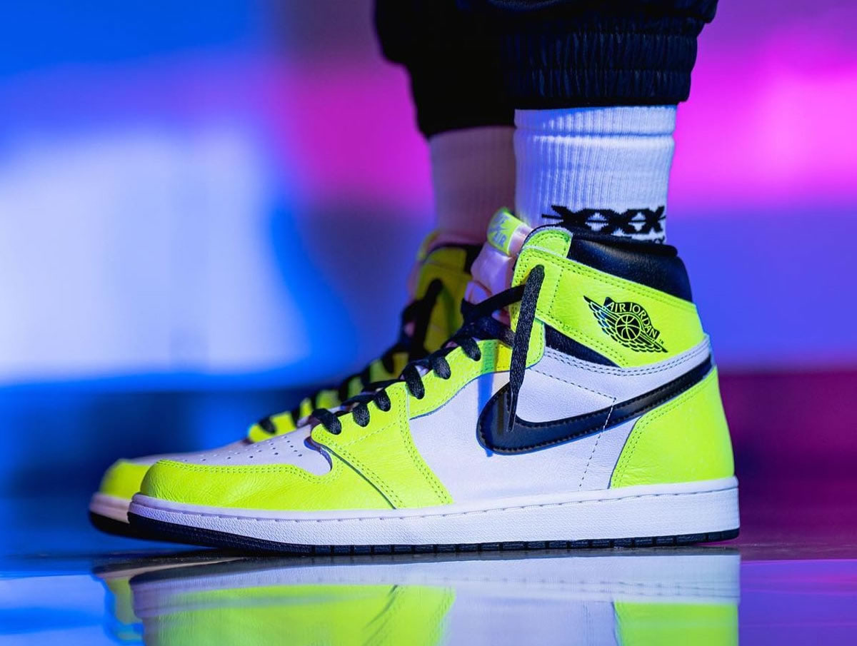 Air Jordan 1 Retro High Og Volt Black Sail On Feet 555088 702 (7) - www.newkick.org Air Jordan 1 Retro High Og Volt Black Sail On Feet 555088 702 (7) - www.newkick.org