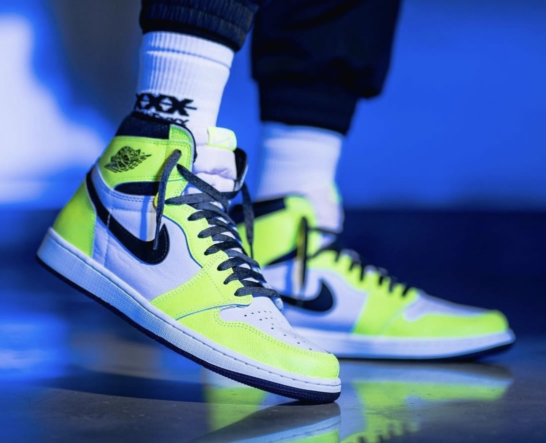 Air Jordan 1 Retro High Og Volt Black Sail On Feet 555088 702 (8) - www.newkick.org Air Jordan 1 Retro High Og Volt Black Sail On Feet 555088 702 (8) - www.newkick.org