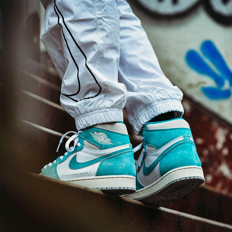 Air Jordan 1 Retro High Og Turbo Green White Grey On Feet 555088 311 (2) - www.newkick.org Air Jordan 1 Retro High Og Turbo Green White Grey On Feet 555088 311 (2) - www.newkick.org