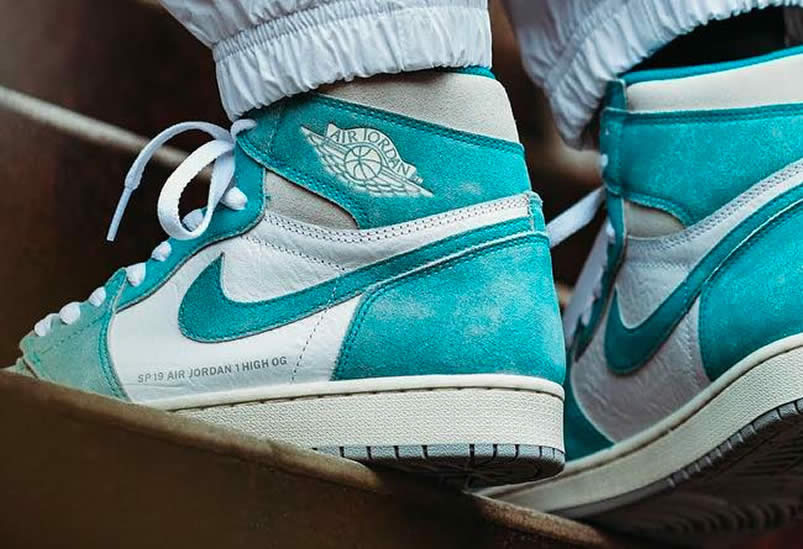 Air Jordan 1 Retro High Og Turbo Green White Grey On Feet 555088 311 (3) - www.newkick.org Air Jordan 1 Retro High Og Turbo Green White Grey On Feet 555088 311 (3) - www.newkick.org