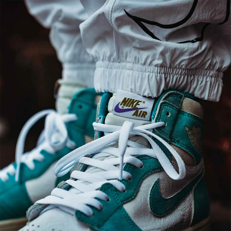 Air Jordan 1 Retro High Og Turbo Green White Grey On Feet 555088 311 (4) - www.newkick.org Air Jordan 1 Retro High Og Turbo Green White Grey On Feet 555088 311 (4) - www.newkick.org