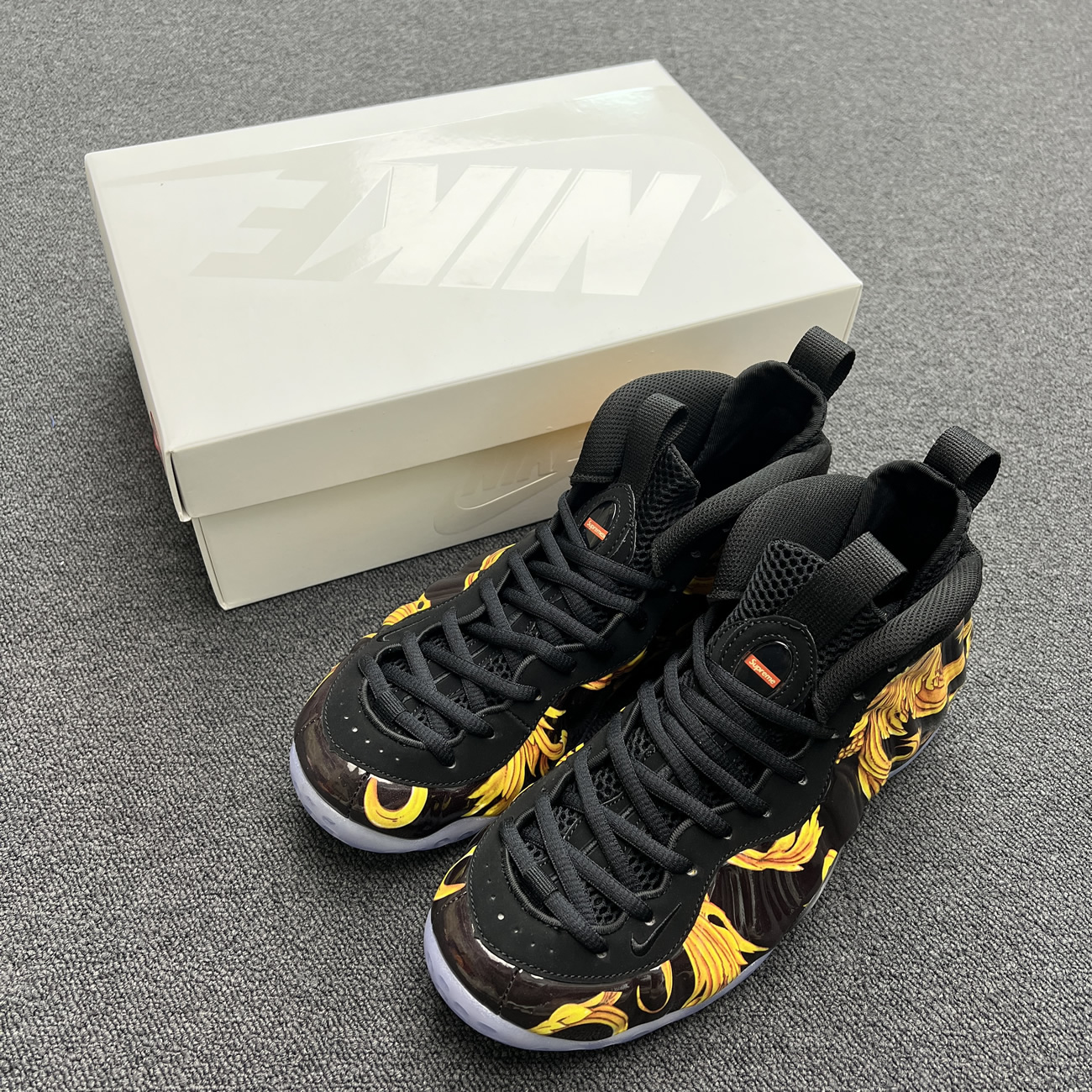 Nike Air Foamposite One Supreme Black Red 652792 001 600 (2) - www.newkick.org Nike Air Foamposite One Supreme Black Red 652792 001 600 (2) - www.newkick.org