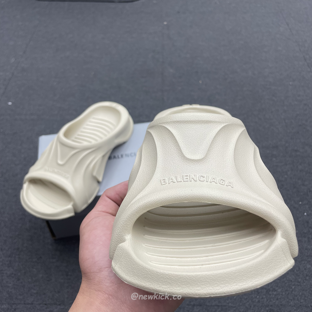 Balenciaga Mold Slide Sandal Black Beige 653874w3ce21000 (4) - www.newkick.vip Balenciaga Mold Slide Sandal Black Beige 653874w3ce21000 (4) - www.newkick.vip