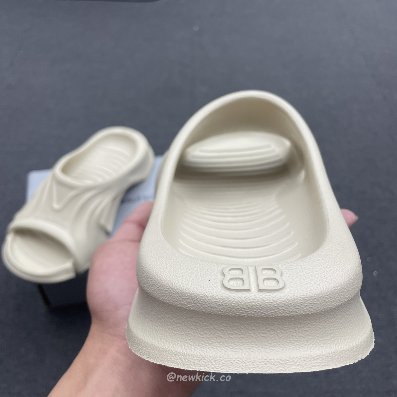 Balenciaga Mold Slide Sandal Black Beige 653874w3ce21000 (5) - www.newkick.vip Balenciaga Mold Slide Sandal Black Beige 653874w3ce21000 (5) - www.newkick.vip