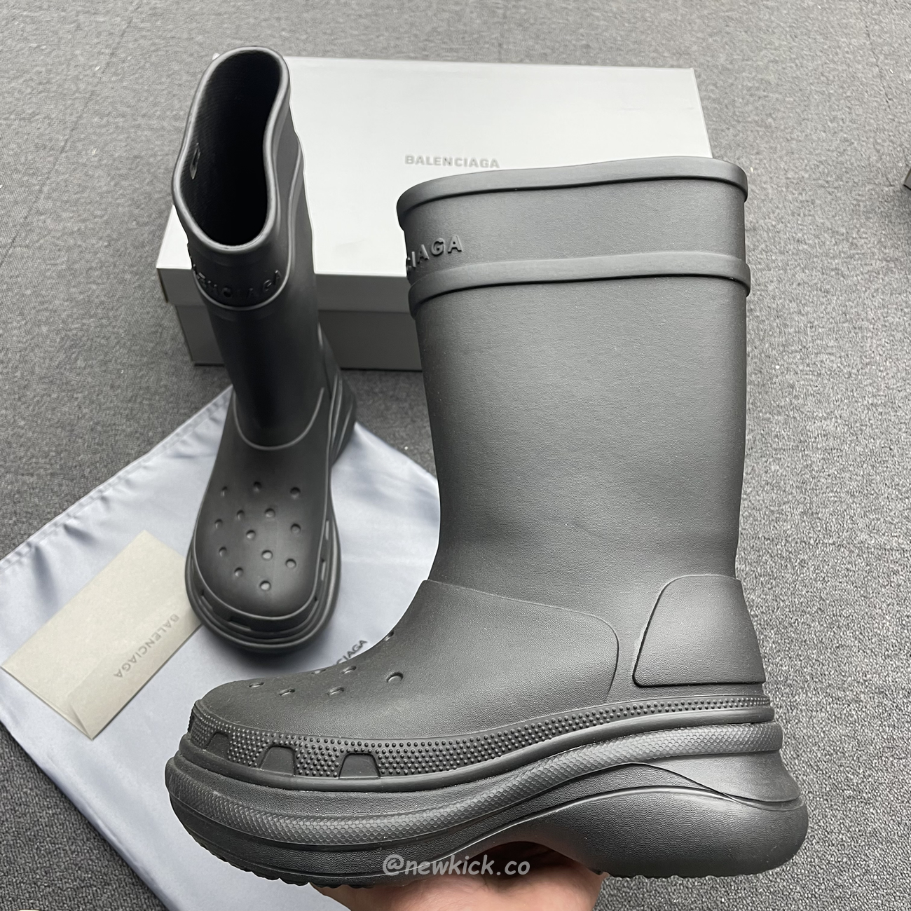 Balenciaga X Crocs Boot Black White Green Bright Pink Beige Rubber 677388w1s8e1000 (3) - www.newkick.vip Balenciaga X Crocs Boot Black White Green Bright Pink Beige Rubber 677388w1s8e1000 (3) - www.newkick.vip