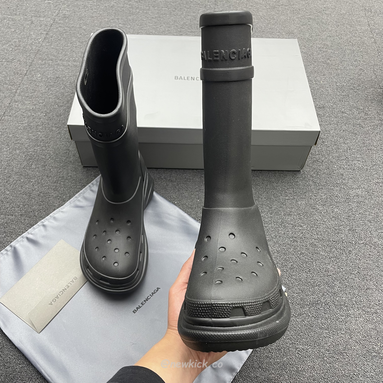 Balenciaga X Crocs Boot Black White Green Bright Pink Beige Rubber 677388w1s8e1000 (5) - www.newkick.vip Balenciaga X Crocs Boot Black White Green Bright Pink Beige Rubber 677388w1s8e1000 (5) - www.newkick.vip