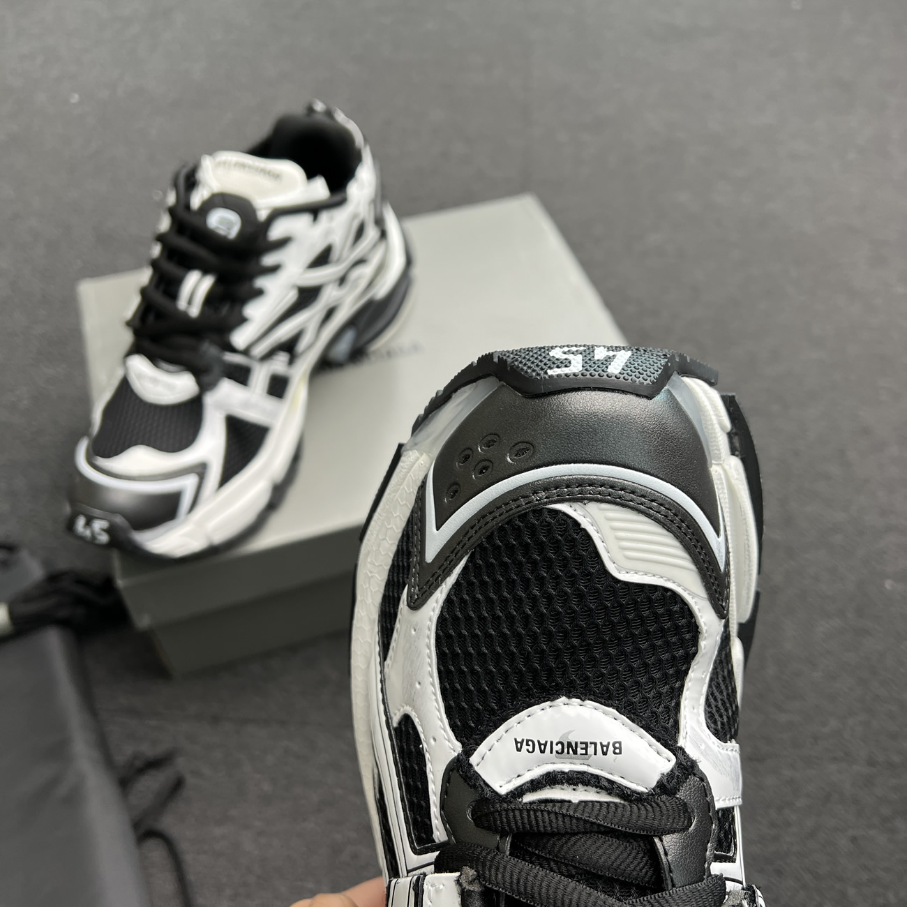 Balenciaga Runner White Black White 677403w3rb29010 (2) - www.newkick.org Balenciaga Runner White Black White 677403w3rb29010 (2) - www.newkick.org