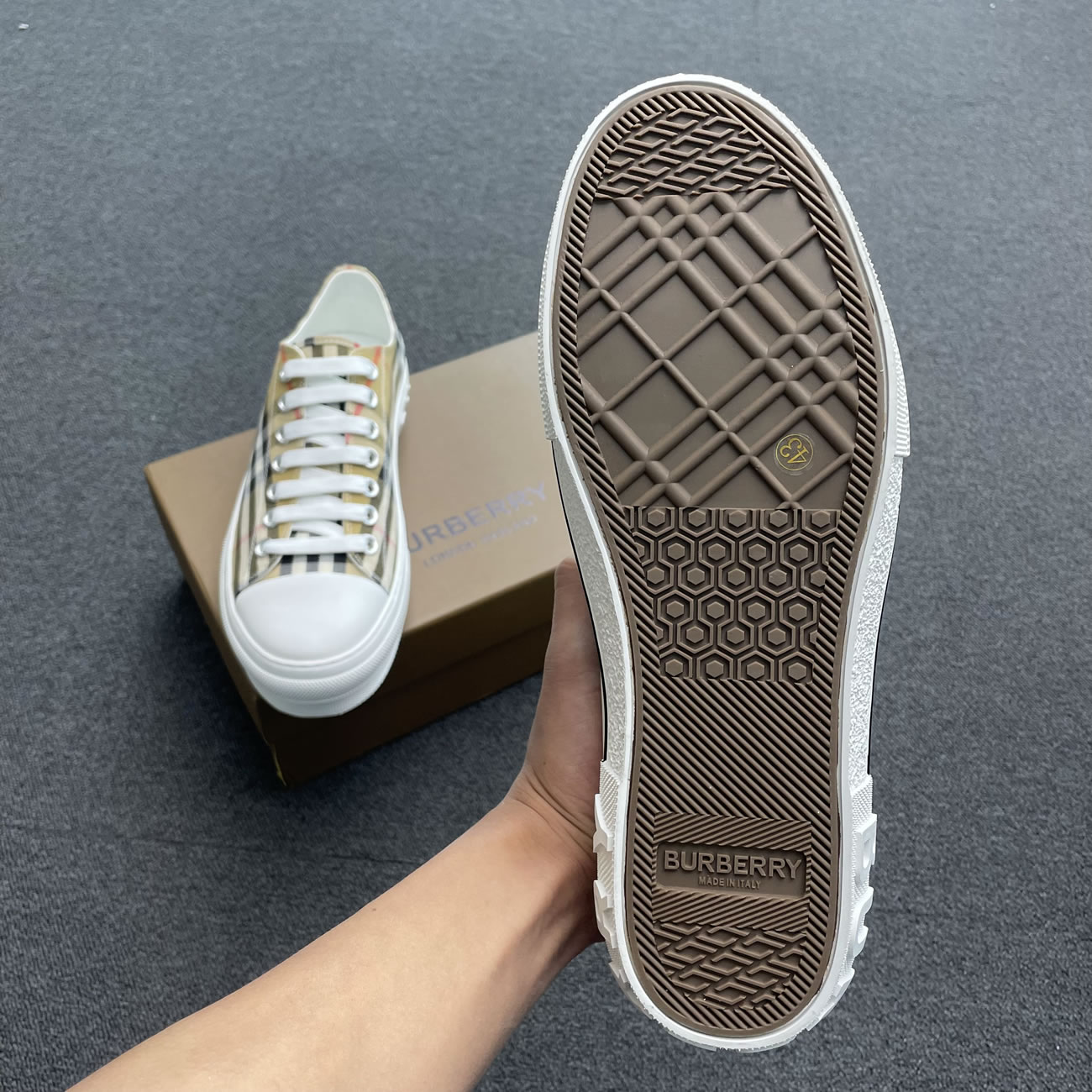 Burberry Vintage Check Cotton Sneakers Archive Beige White W 80505061 (2) - www.newkick.org Burberry Vintage Check Cotton Sneakers Archive Beige White W 80505061 (2) - www.newkick.org