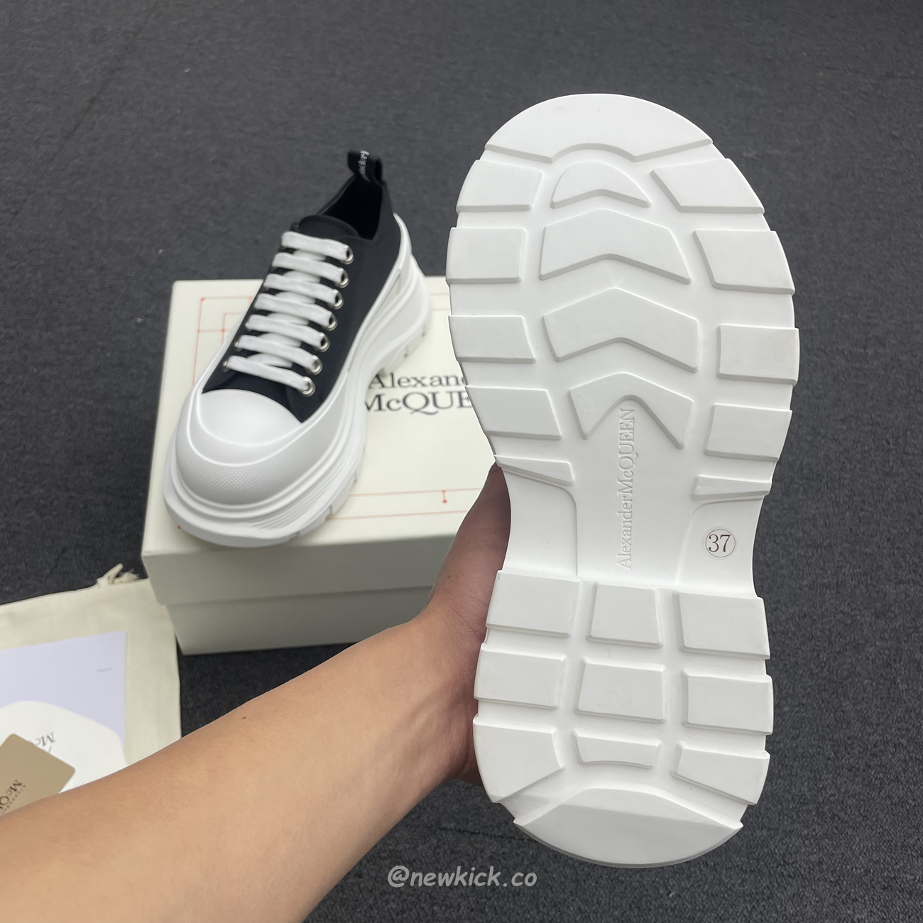 Alexander Mcqueen Tread Slick Low Lace Up Black White (10) - www.newkick.org Alexander Mcqueen Tread Slick Low Lace Up Black White (10) - www.newkick.org