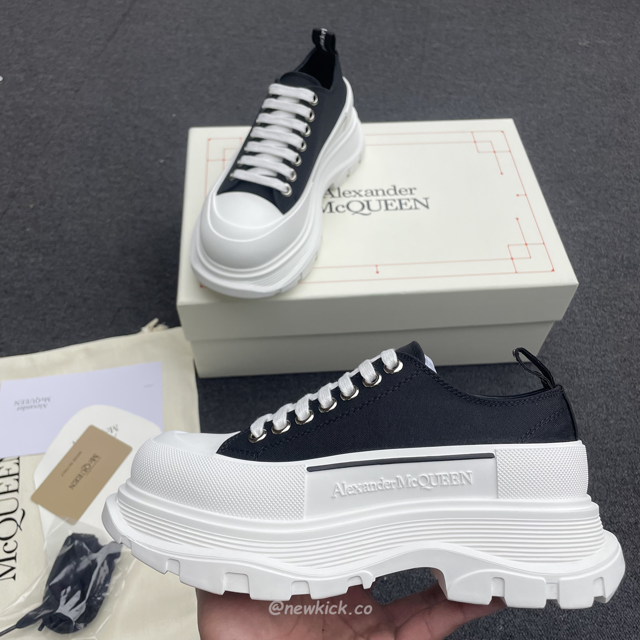 Alexander Mcqueen Tread Slick Low Lace Up Black White (13) - www.newkick.org Alexander Mcqueen Tread Slick Low Lace Up Black White (13) - www.newkick.org