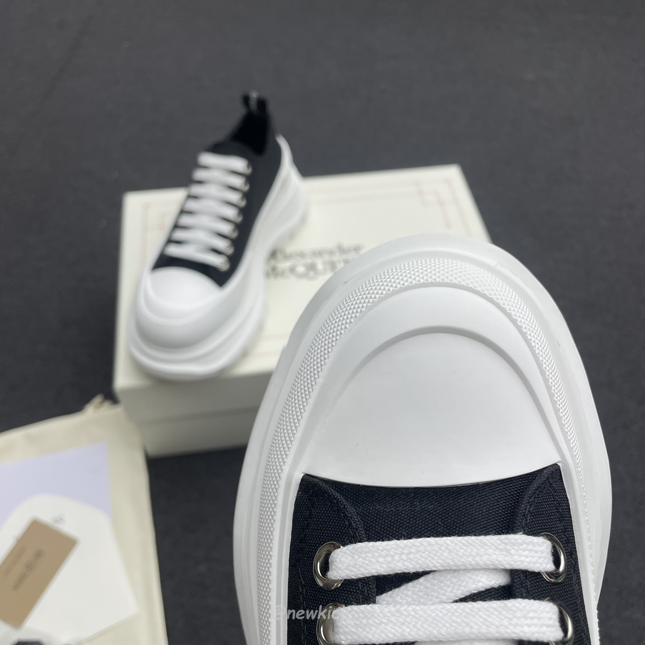 Alexander Mcqueen Tread Slick Low Lace Up Black White (14) - www.newkick.org Alexander Mcqueen Tread Slick Low Lace Up Black White (14) - www.newkick.org
