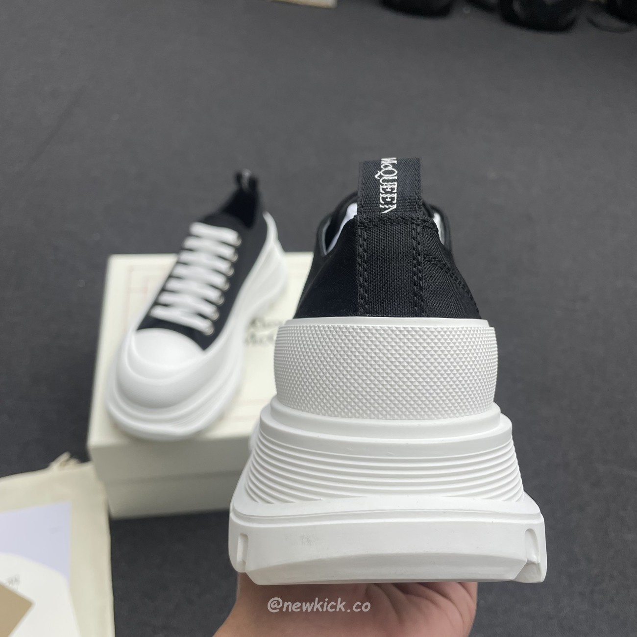 Alexander Mcqueen Tread Slick Low Lace Up Black White (15) - www.newkick.org Alexander Mcqueen Tread Slick Low Lace Up Black White (15) - www.newkick.org