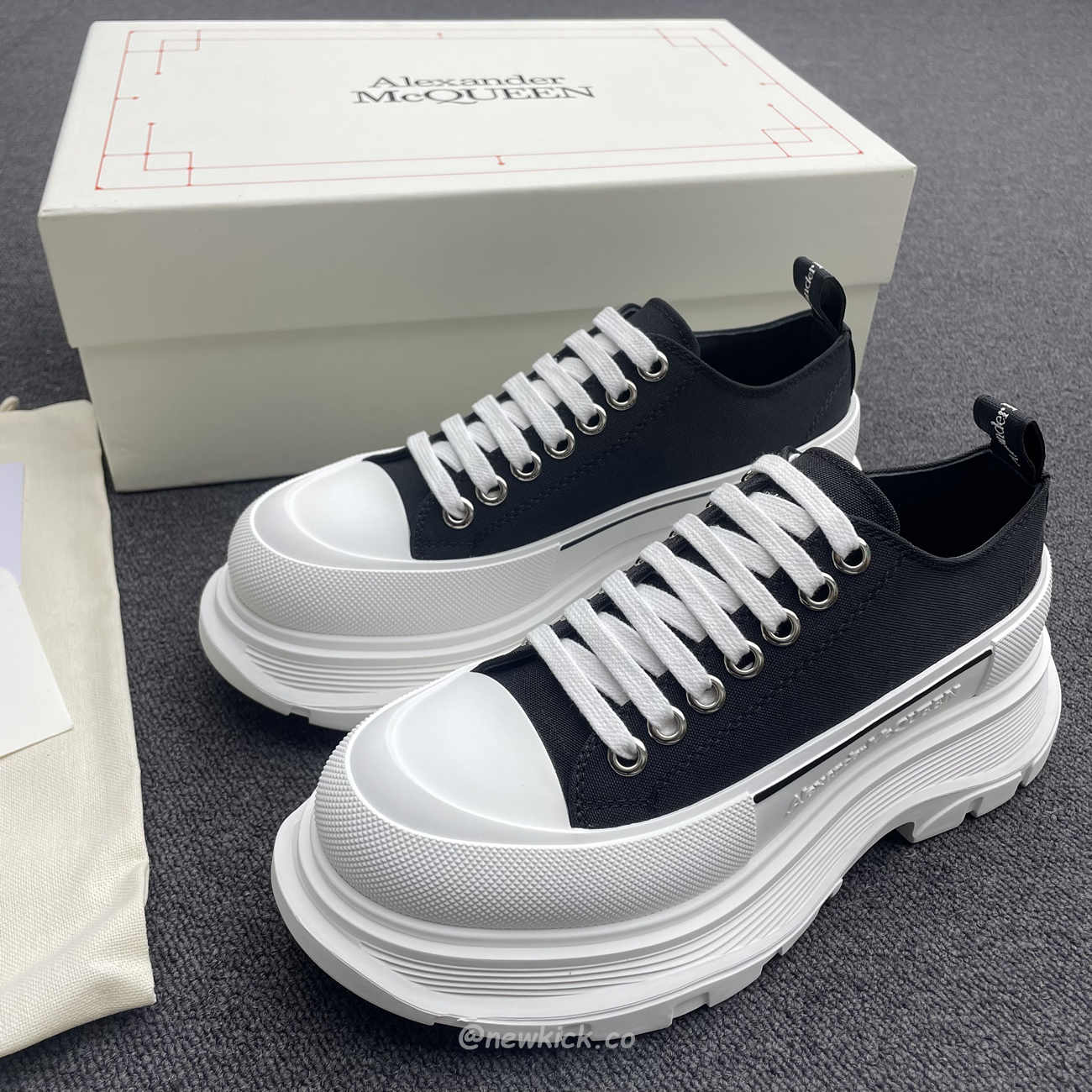Alexander Mcqueen Tread Slick Low Lace Up Black White (8) - www.newkick.org Alexander Mcqueen Tread Slick Low Lace Up Black White (8) - www.newkick.org