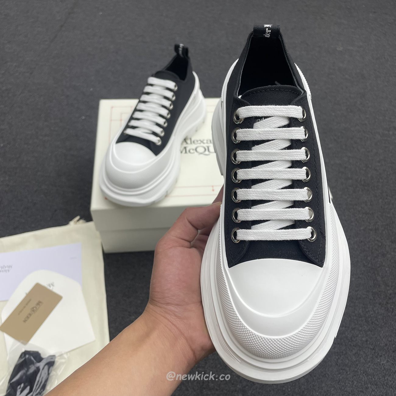 Alexander Mcqueen Tread Slick Low Lace Up Black White (9) - www.newkick.org Alexander Mcqueen Tread Slick Low Lace Up Black White (9) - www.newkick.org