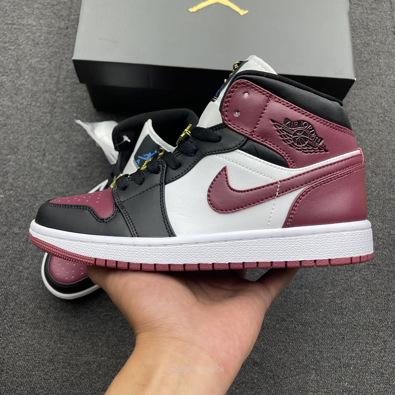 Air Jordan 1 Mid Se Black Dark Beetroot Womens Cz4385 016 (8) - www.newkick.org Air Jordan 1 Mid Se Black Dark Beetroot Womens Cz4385 016 (8) - www.newkick.org