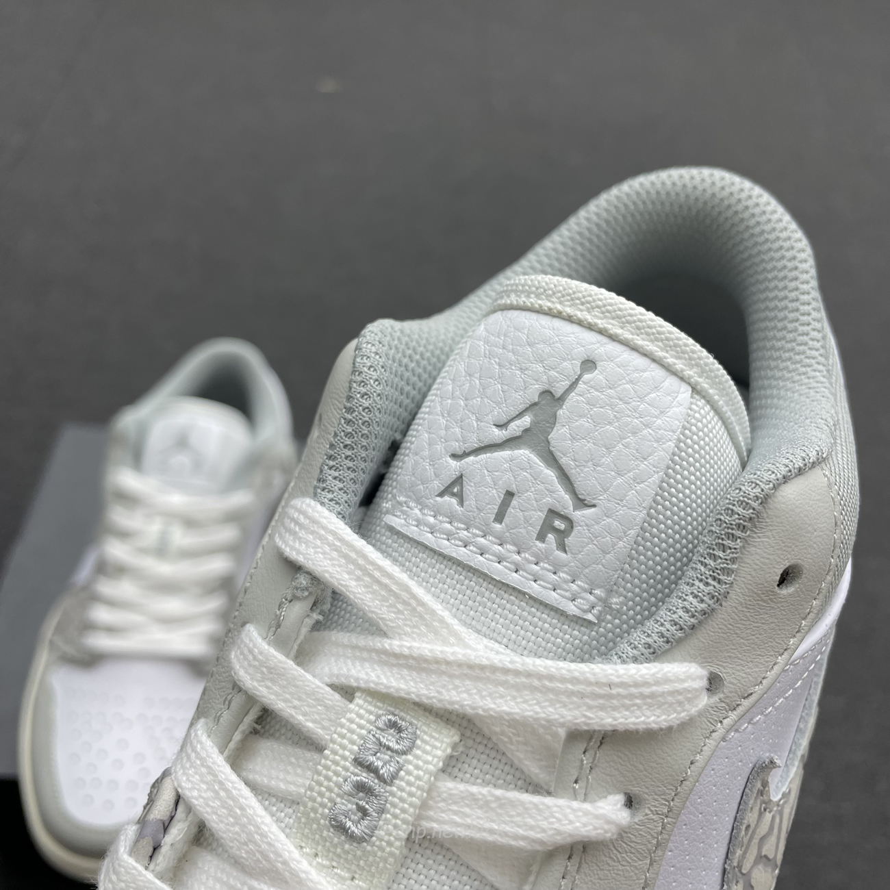 Air Jordan 1 Low Prm Smoke Grey Elephant Dh4269 100 (7) - www.newkick.vip Air Jordan 1 Low Prm Smoke Grey Elephant Dh4269 100 (7) - www.newkick.vip