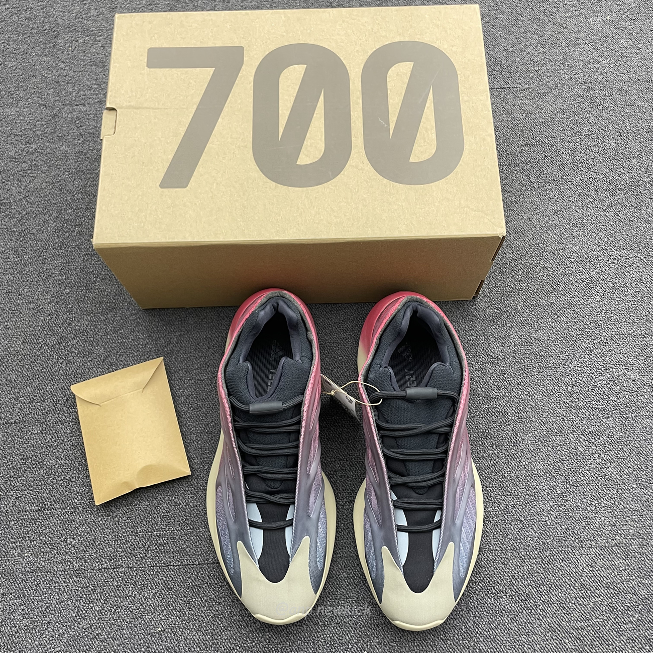 Adidas Yeezy 700 V3 Fade Carbon Gw1814 (3) - www.newkick.org Adidas Yeezy 700 V3 Fade Carbon Gw1814 (3) - www.newkick.org