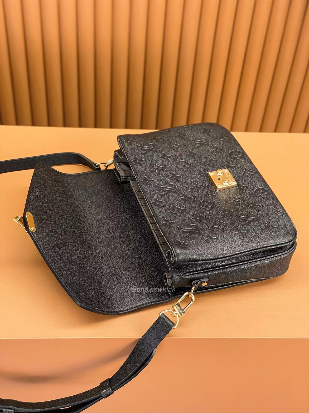 Louis Viitton Pochette Metis Shoulder Bag M41487 (15) - www.newkick.org Louis Viitton Pochette Metis Shoulder Bag M41487 (15) - www.newkick.org