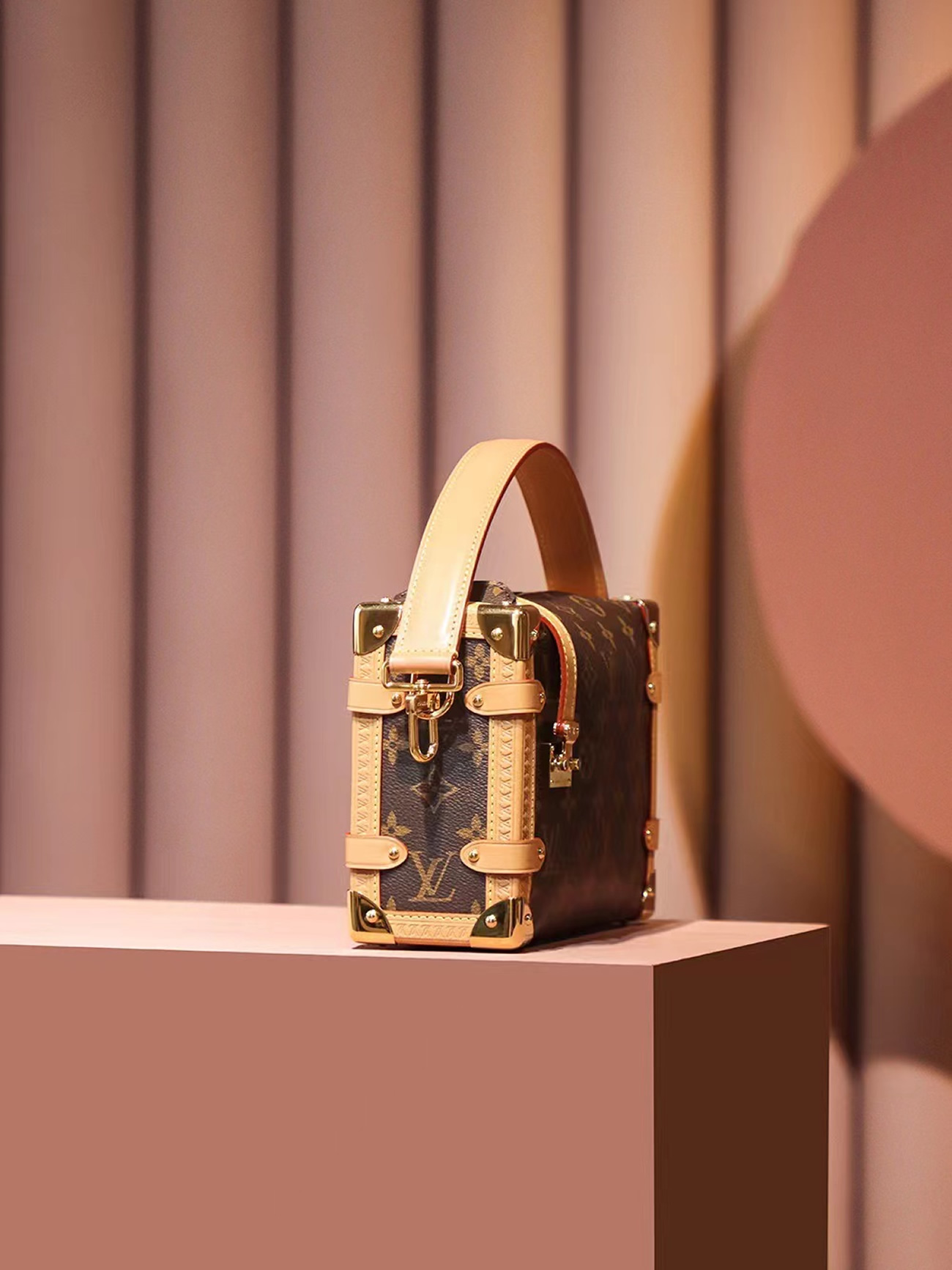 Louis Vuitton Side Trunk M46358 (13) - www.newkick.org Louis Vuitton Side Trunk M46358 (13) - www.newkick.org