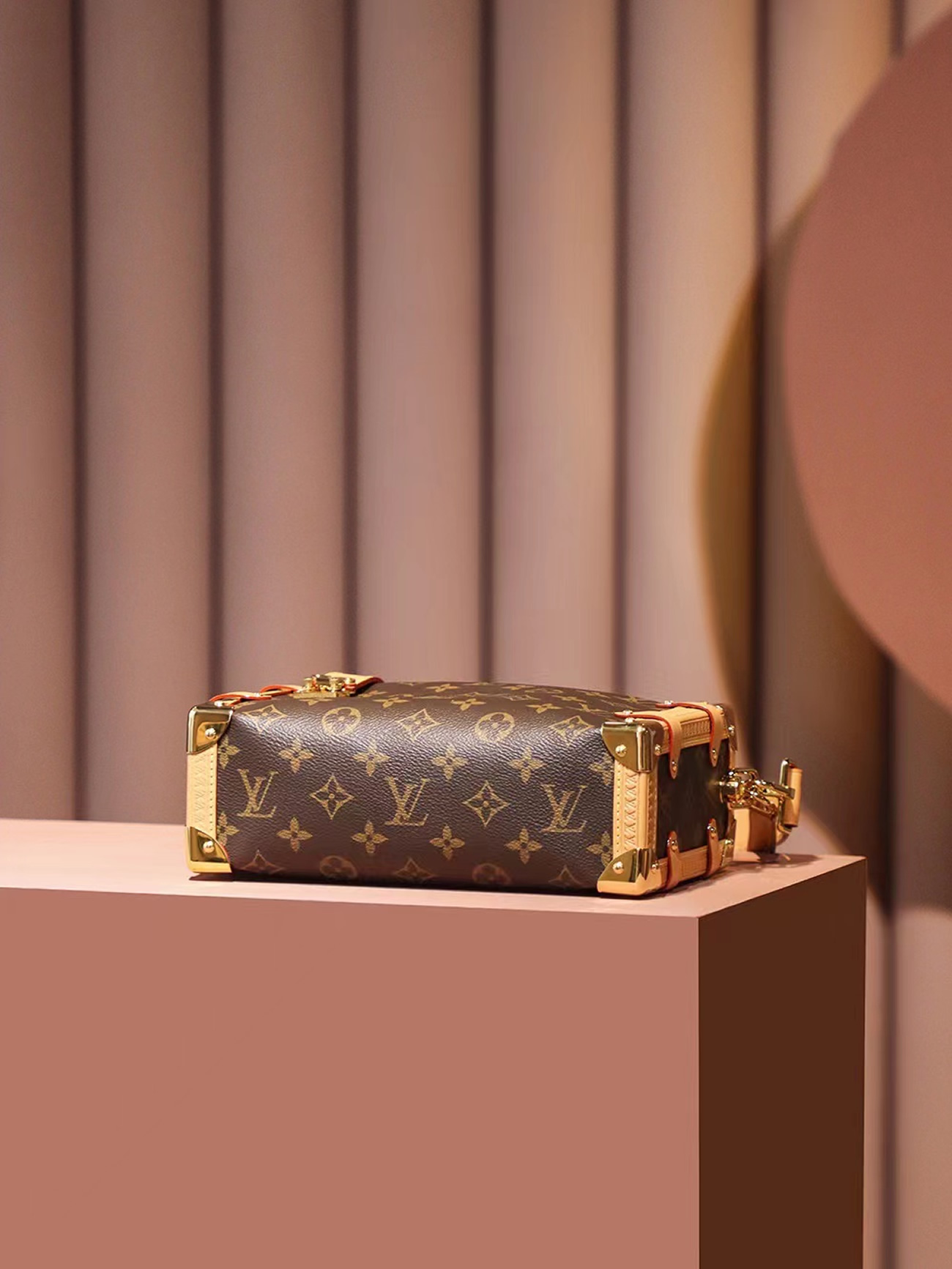 Louis Vuitton Side Trunk M46358 (5) - www.newkick.org Louis Vuitton Side Trunk M46358 (5) - www.newkick.org