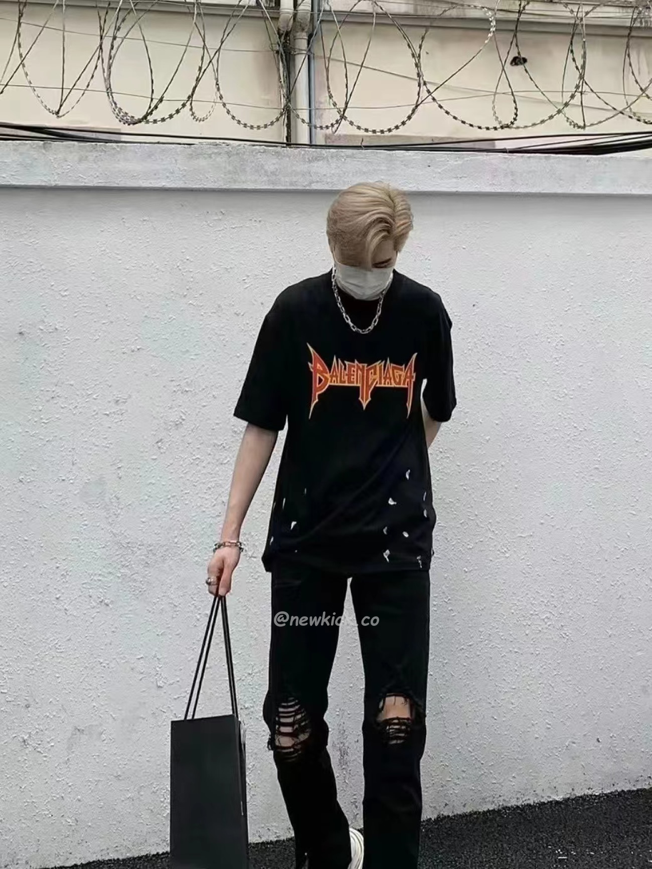 Balenciaga Metal Vintage Oversized T Shirt Black Multi Ss22 (12) - www.newkick.org Balenciaga Metal Vintage Oversized T Shirt Black Multi Ss22 (12) - www.newkick.org