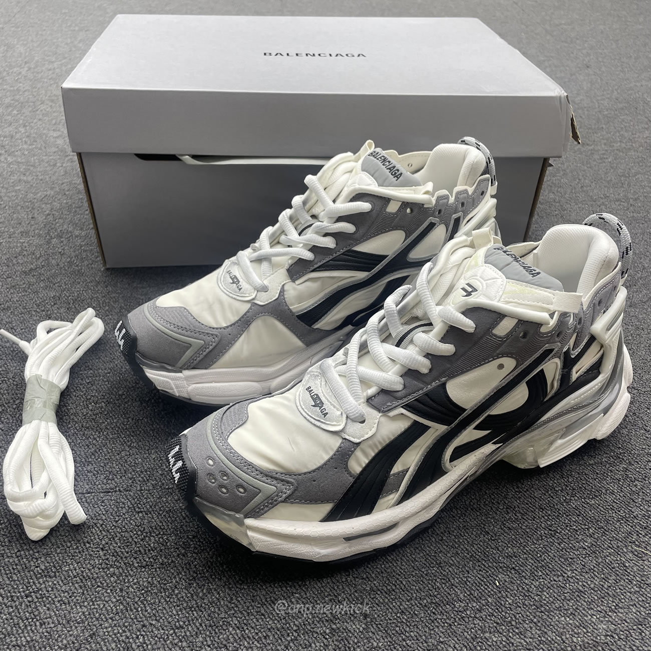 Balenciaga Runner Grey White Black 772774w3rny9012 (9) - www.newkick.org Balenciaga Runner Grey White Black 772774w3rny9012 (9) - www.newkick.org