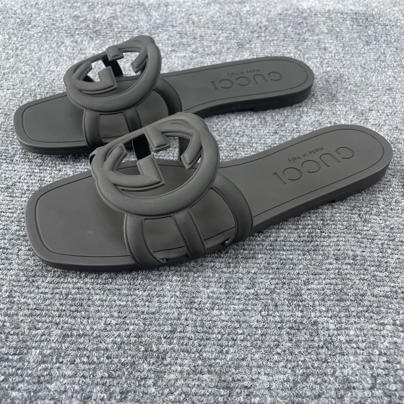 Gucci Interlocking G Flat Bottom Rubber Slipper (13) - www.newkick.org Gucci Interlocking G Flat Bottom Rubber Slipper (13) - www.newkick.org