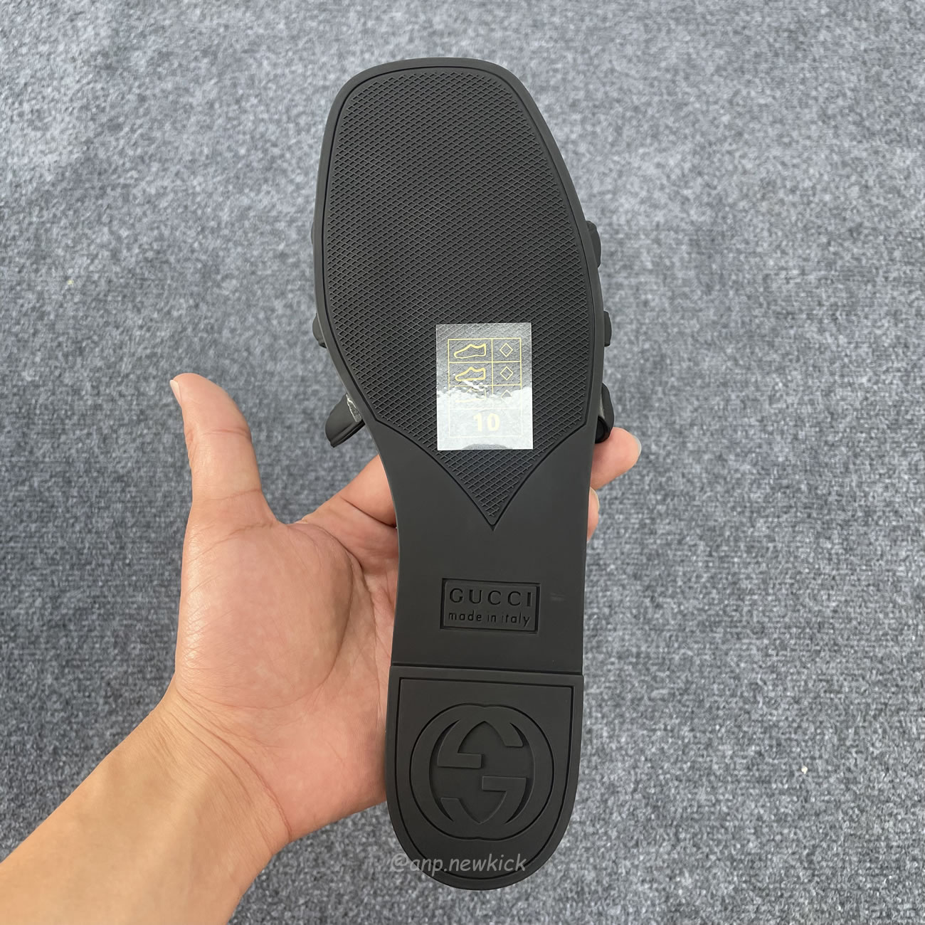 Gucci Interlocking G Flat Bottom Rubber Slipper (2) - www.newkick.org Gucci Interlocking G Flat Bottom Rubber Slipper (2) - www.newkick.org