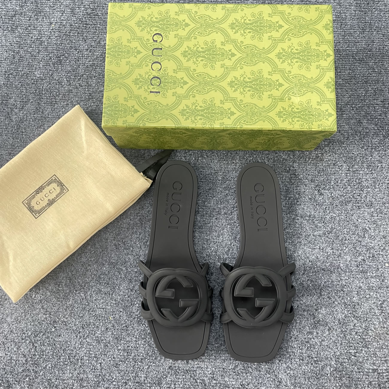 Gucci Interlocking G Flat Bottom Rubber Slipper (6) - www.newkick.org Gucci Interlocking G Flat Bottom Rubber Slipper (6) - www.newkick.org